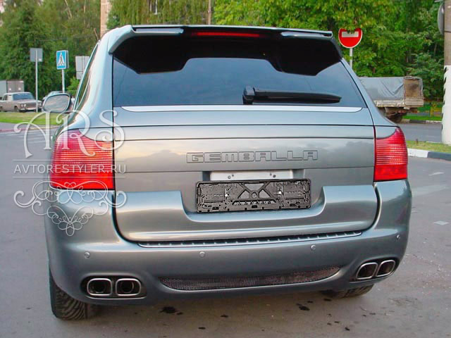 Gemballa trim on the trunk lid of the Porsche Cayenne 955 